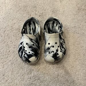 Crocs Toddlers Unisex Classic Marbled Tie-Dye Clog White/Black